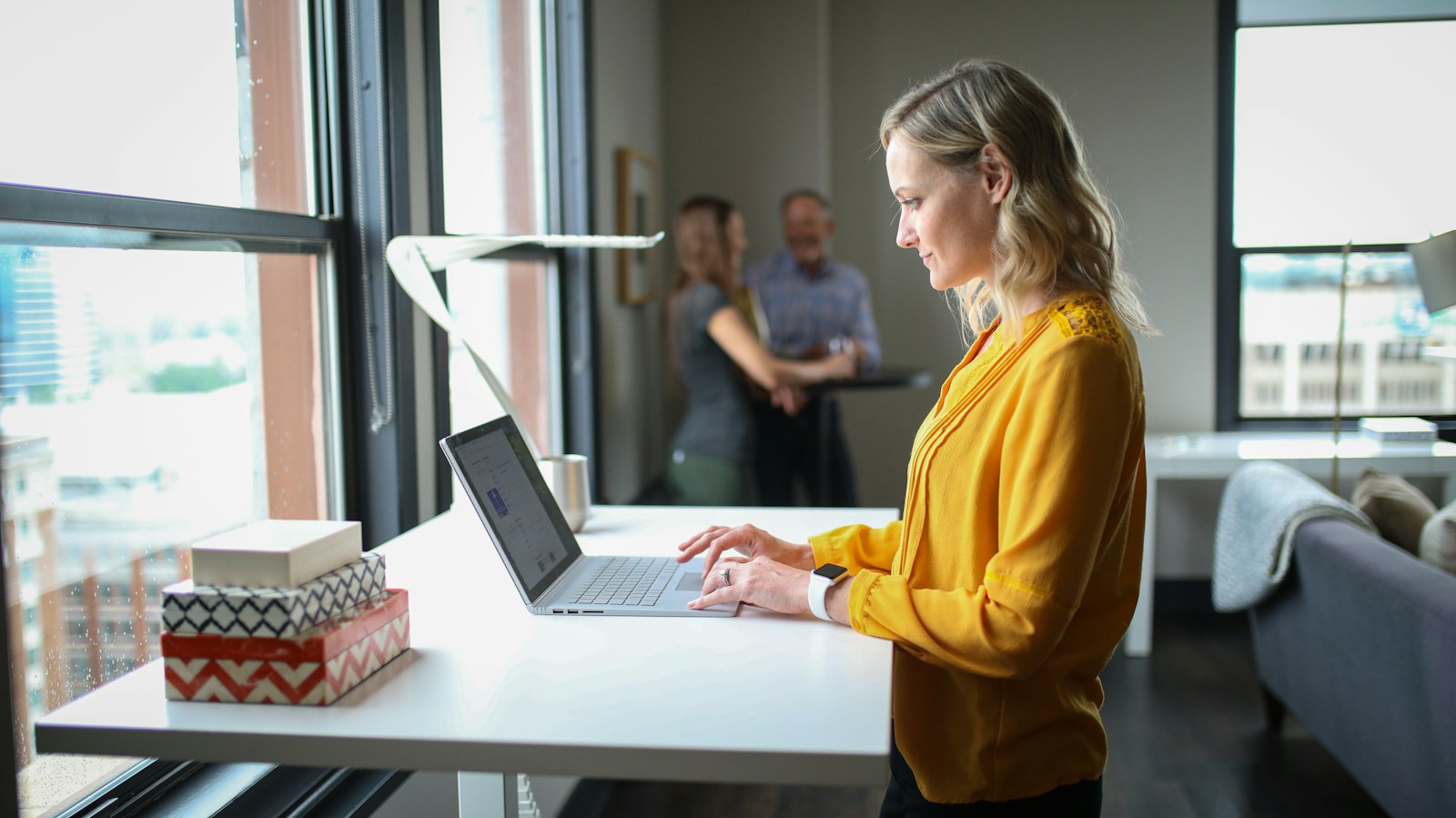 Une membre de l'équipe Talience au travail dans nos bureaux