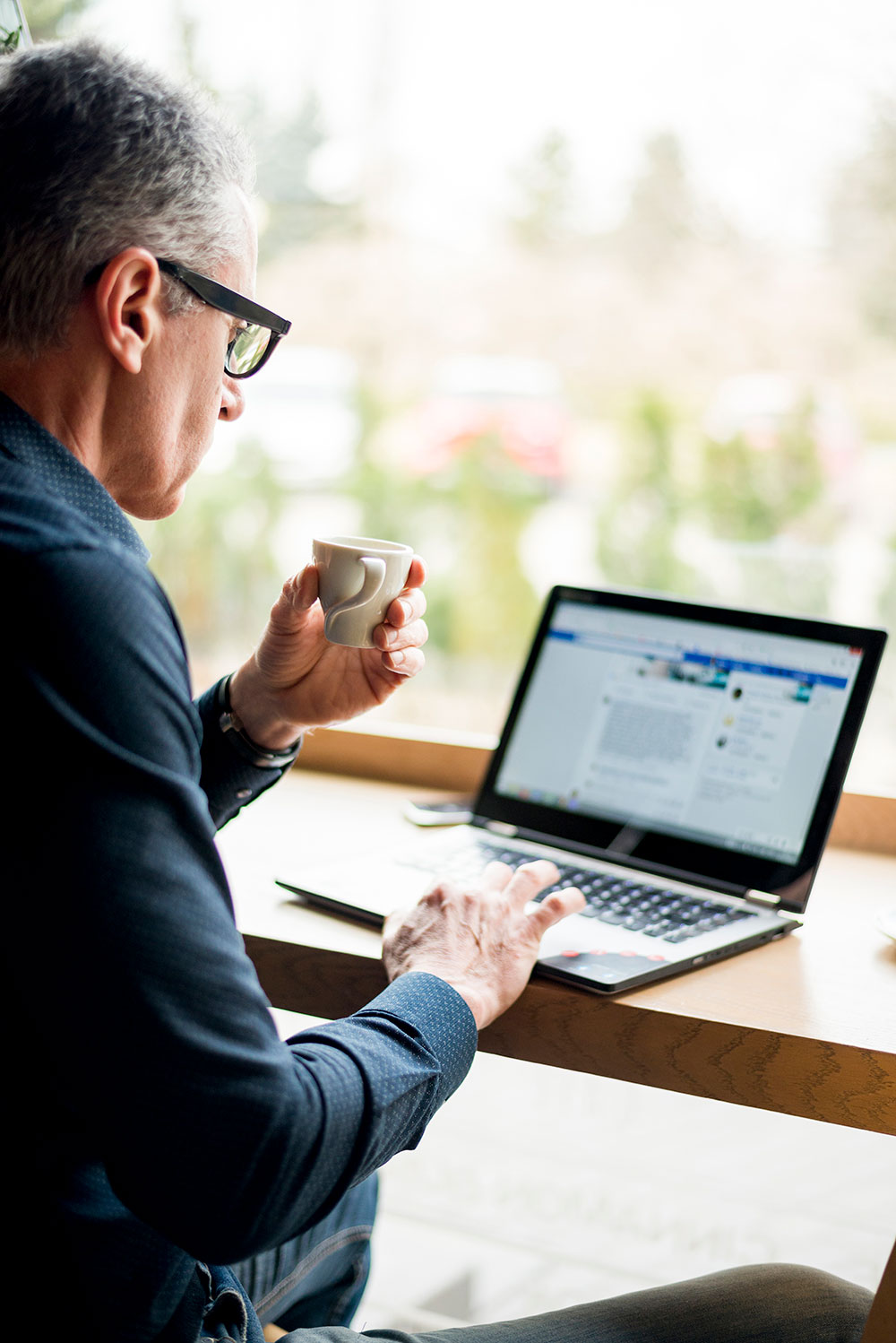 elderly-businessman-working-laptop